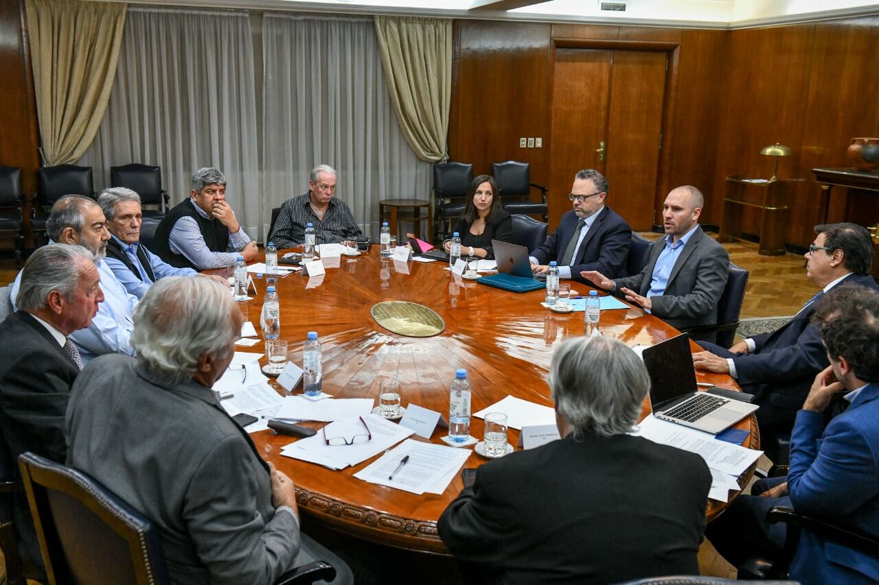 El Gobierno y los sindicatos acordaron adelantar el aumento del salario mínimo en dos tramos. Foto: Ministerio de Trabajo.