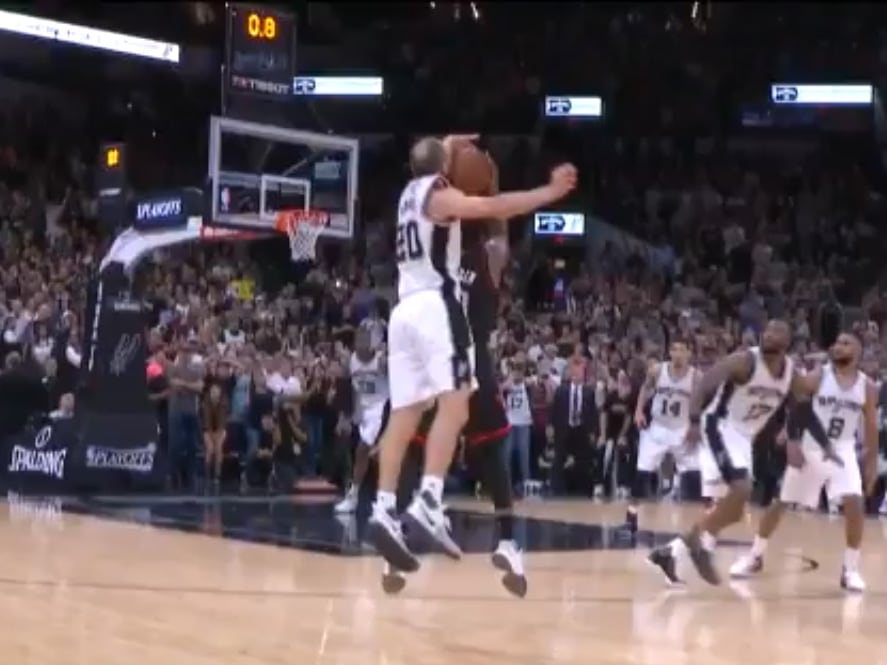 Ginóbili en el momento de su decisiva tapa a Harden