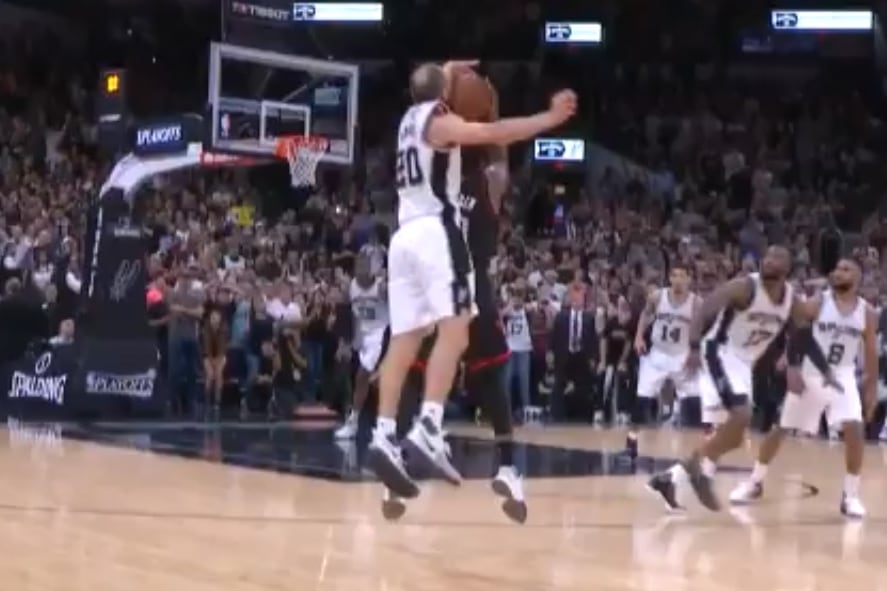 Ginóbili en el momento de su decisiva tapa a Harden