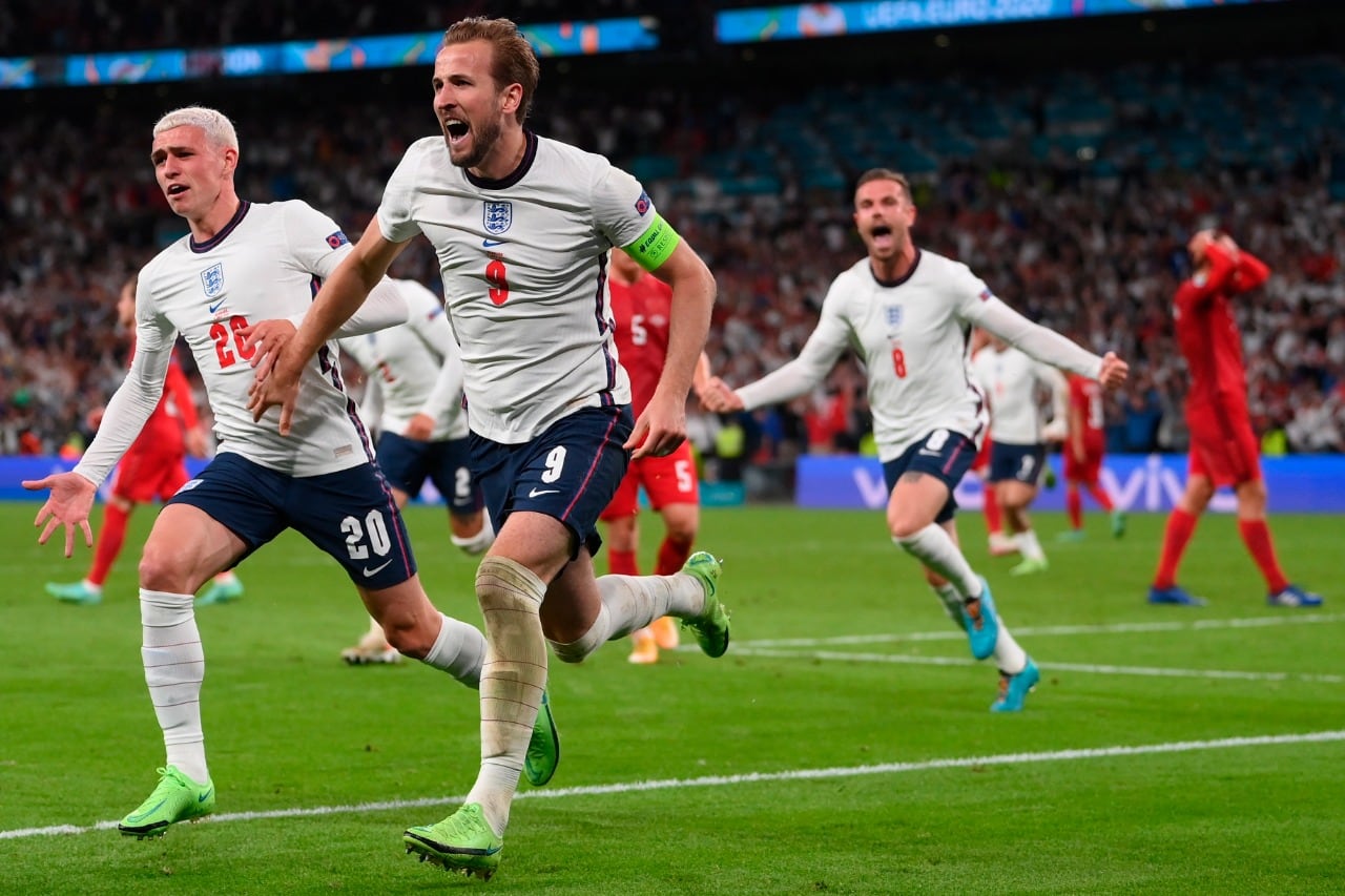 Kane lidera el festejo inglés tras el gol del 2-1 final