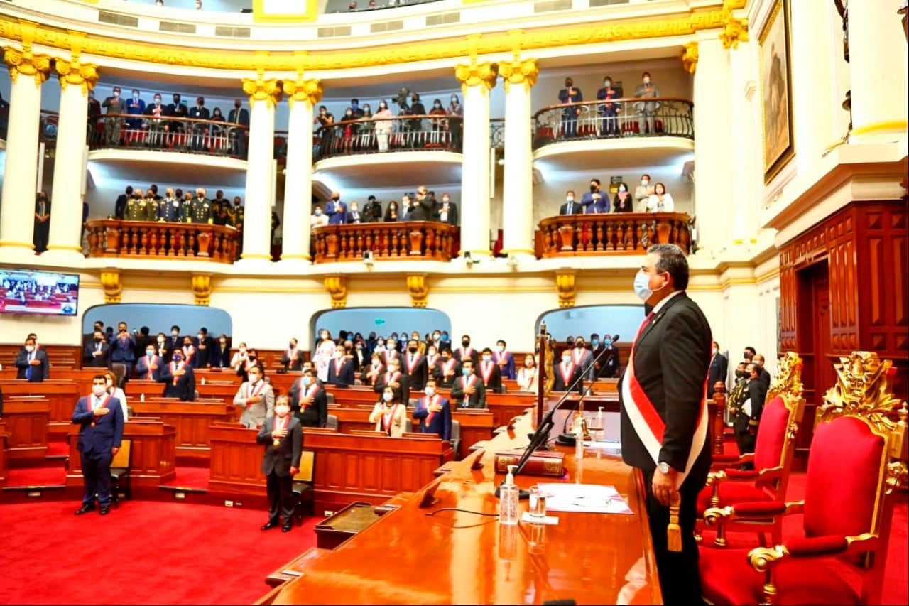 Merino asume la presidencia de Perú ante el pleno del Congreso.