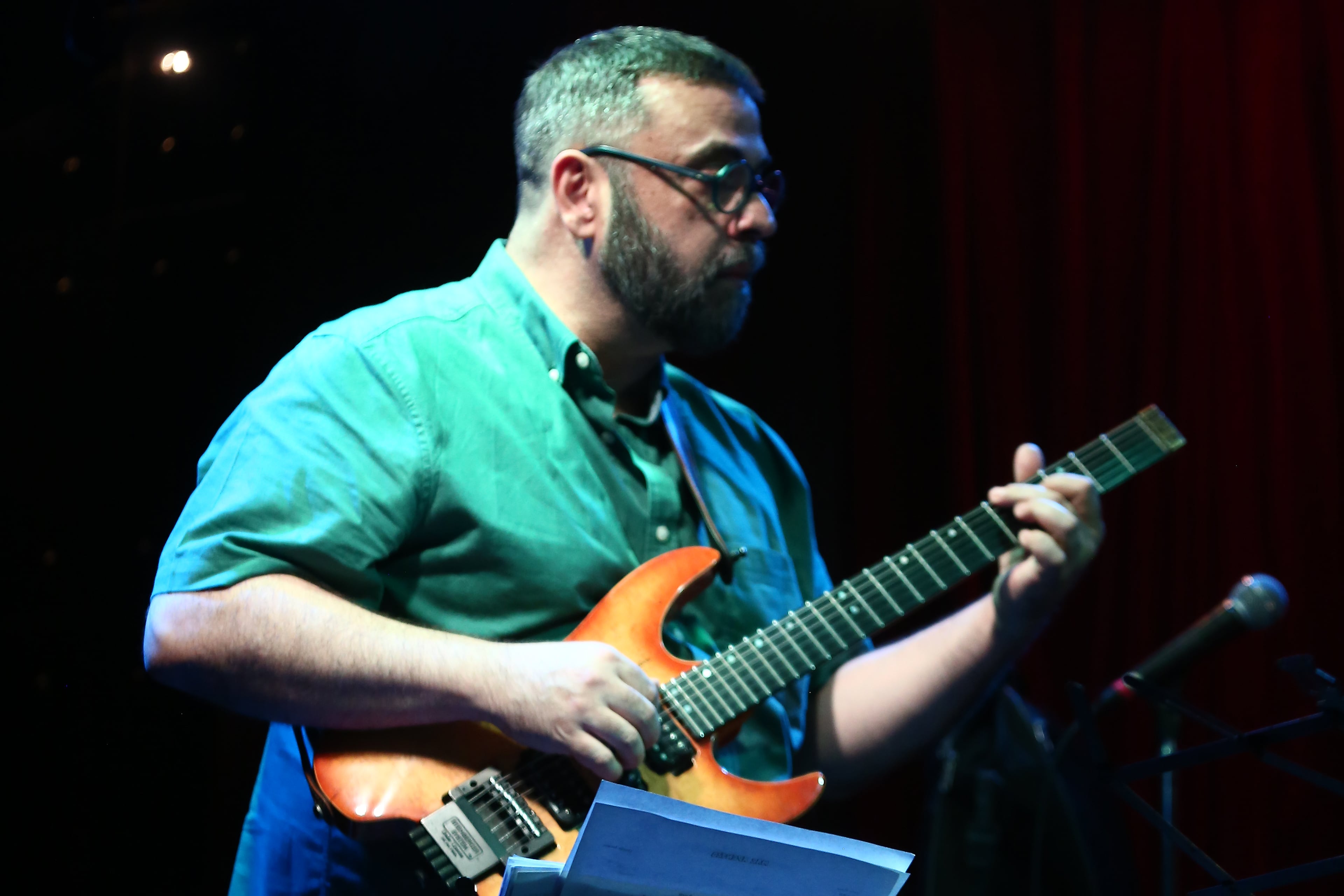 Hay fusión de géneros y estilos en la música de Iscaro. 