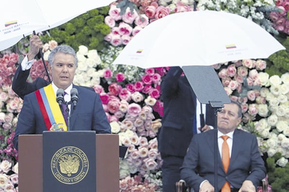 Duque pronunció un discurso bajo la lluvia en un jardín de rosas, en la Plaza Bolívar de Bogotá, tras ser investido.