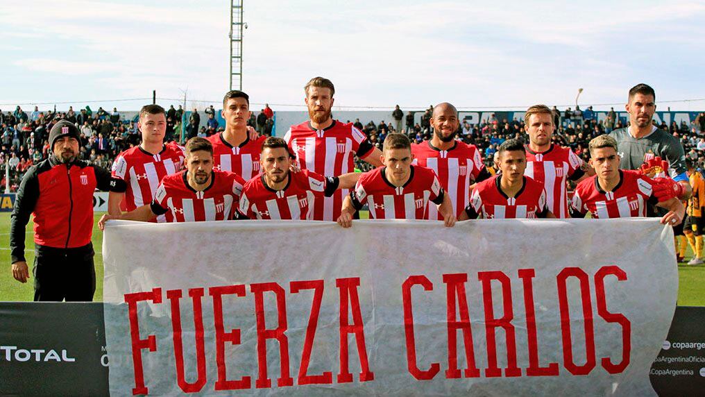 Estudiantes no se olvidó de Carlos Bilardo en Neuquén.