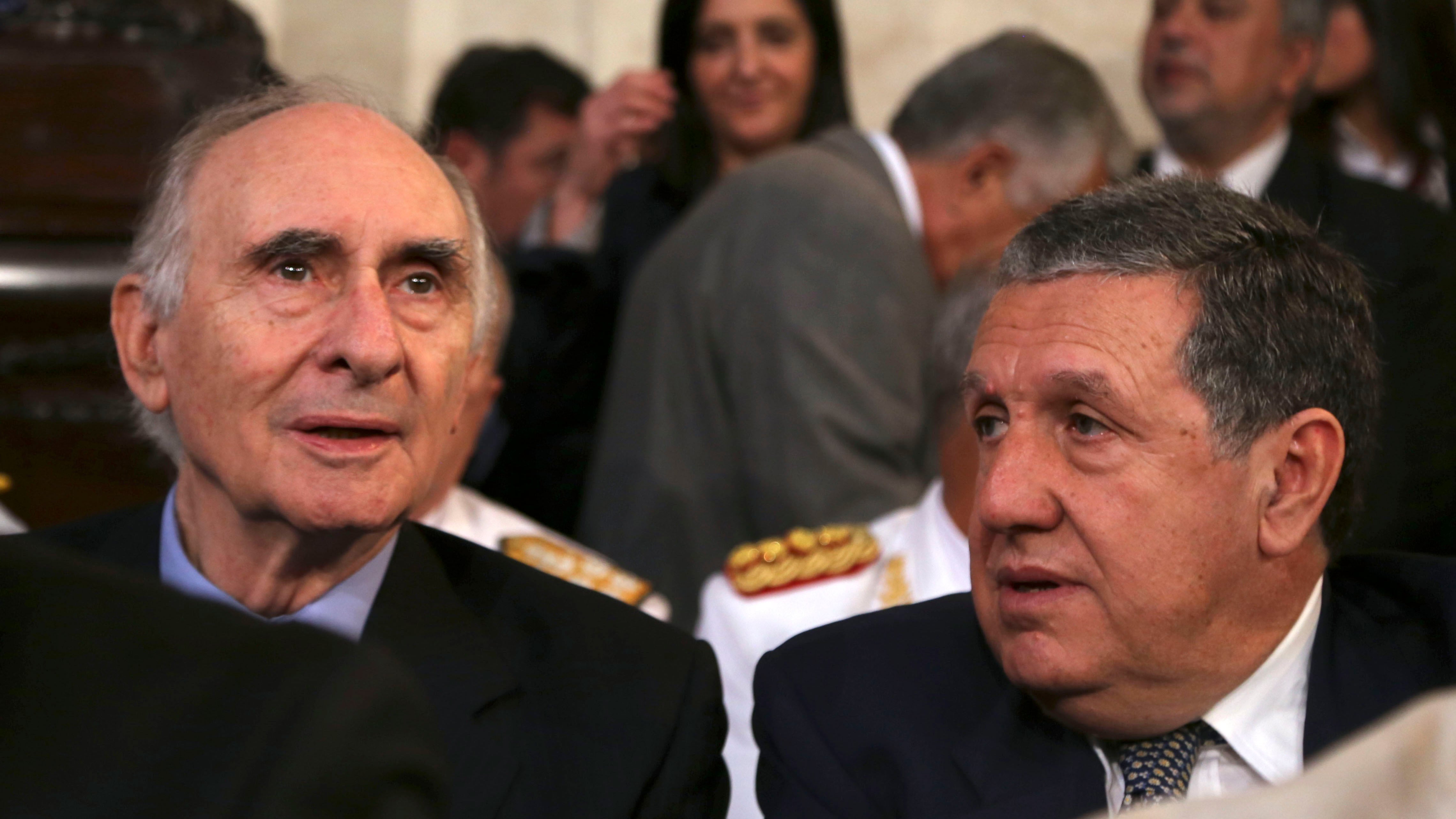 Fernando De la Rúa y Ramón Puerta, durante la asunción de Mauricio Macri en 2015.