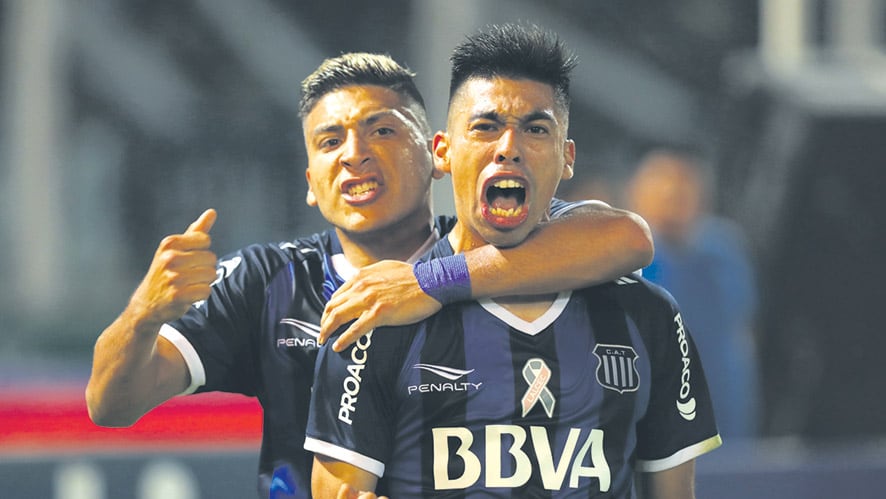 Ramírez, autor de dos goles, recibe el abrazo de Torres, que anotó el tercero.