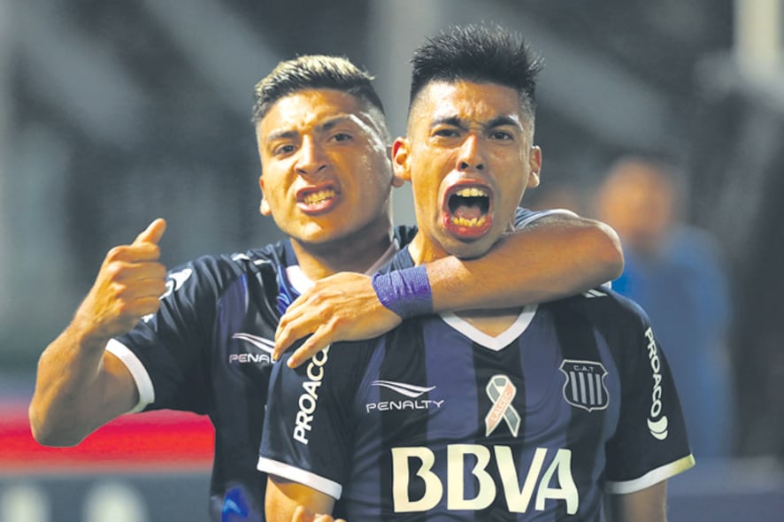 Ramírez, autor de dos goles, recibe el abrazo de Torres, que anotó el tercero.