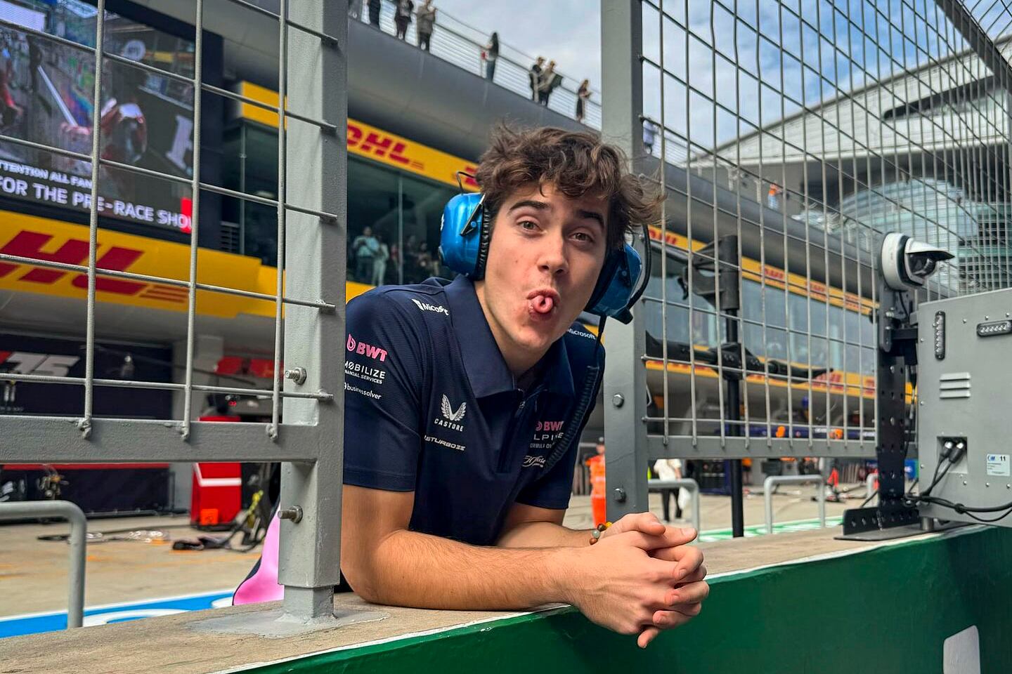 Colapinto bromeando en los boxes de Alpine