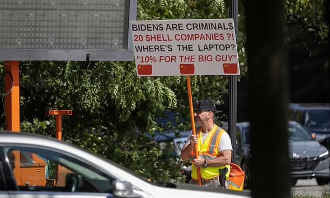 "Los Biden son delincuentes", decía uno de los lados del cartel