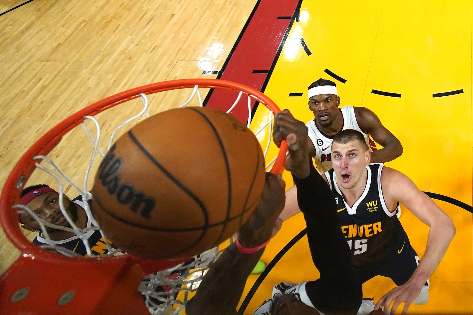 Jokic volvió a ser figura, pese a una lesión y a la acumulación de faltas