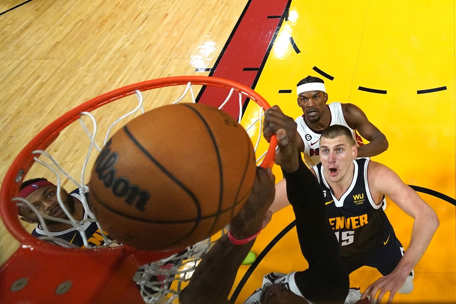 Jokic volvió a ser figura, pese a una lesión y a la acumulación de faltas