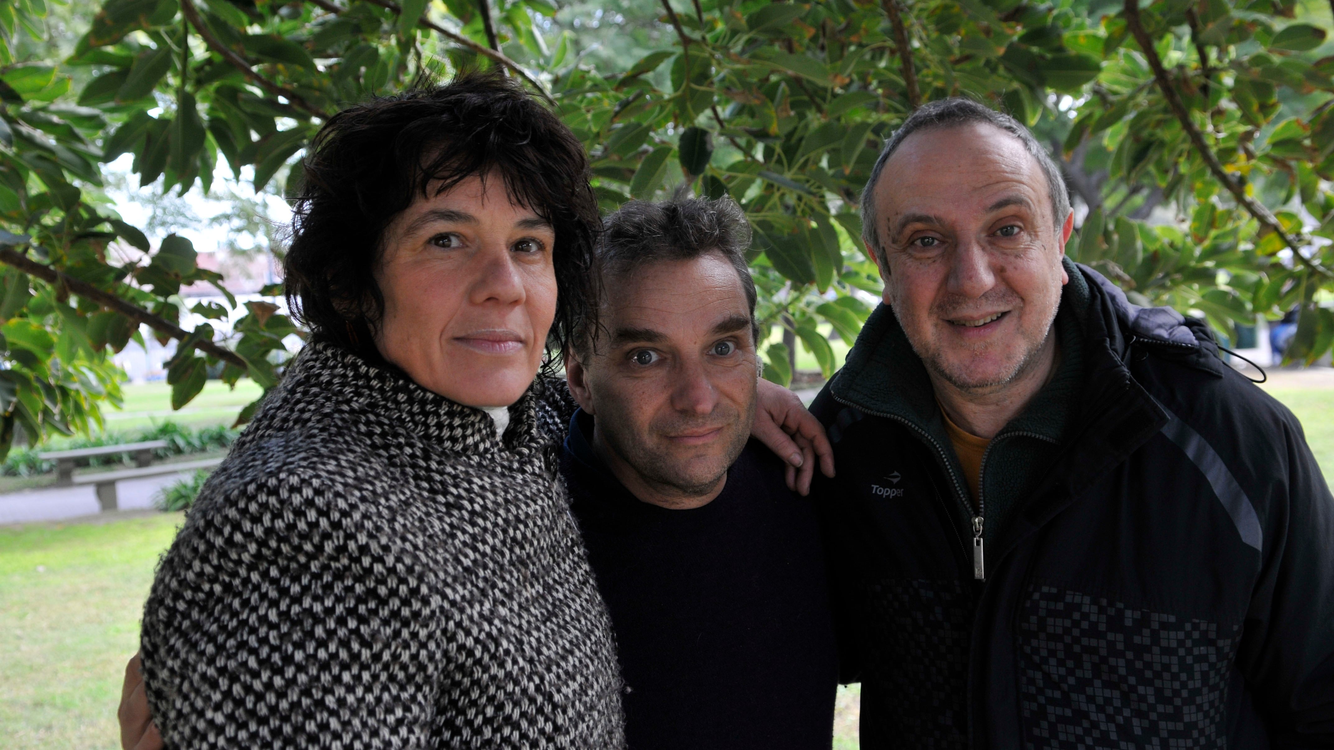 La directora Vanesa Weinberg junto a los intérpretes Damián Dreizik y Marcelo Katz. 