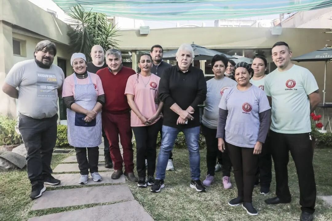 Eduardo Murúa (centro) junto a las y los trabajadores de la cooperativa.
