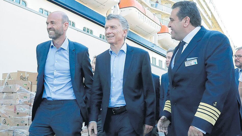 Mauricio Macri y el ministro de Transporte Guillermo Dietrich recorrieron ayer el crucero Celebrity Eclipse.