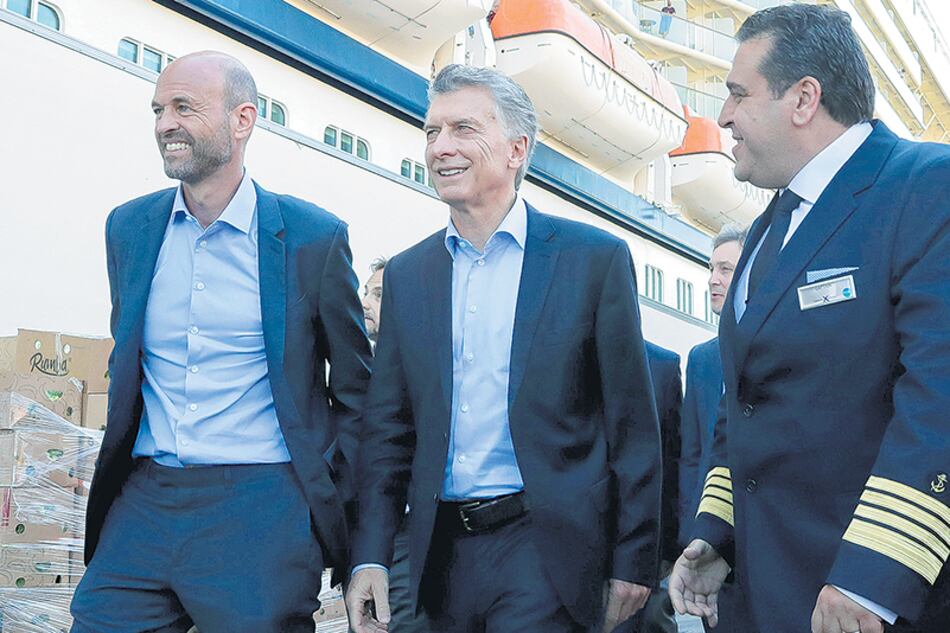 Mauricio Macri y el ministro de Transporte Guillermo Dietrich recorrieron ayer el crucero Celebrity Eclipse.
