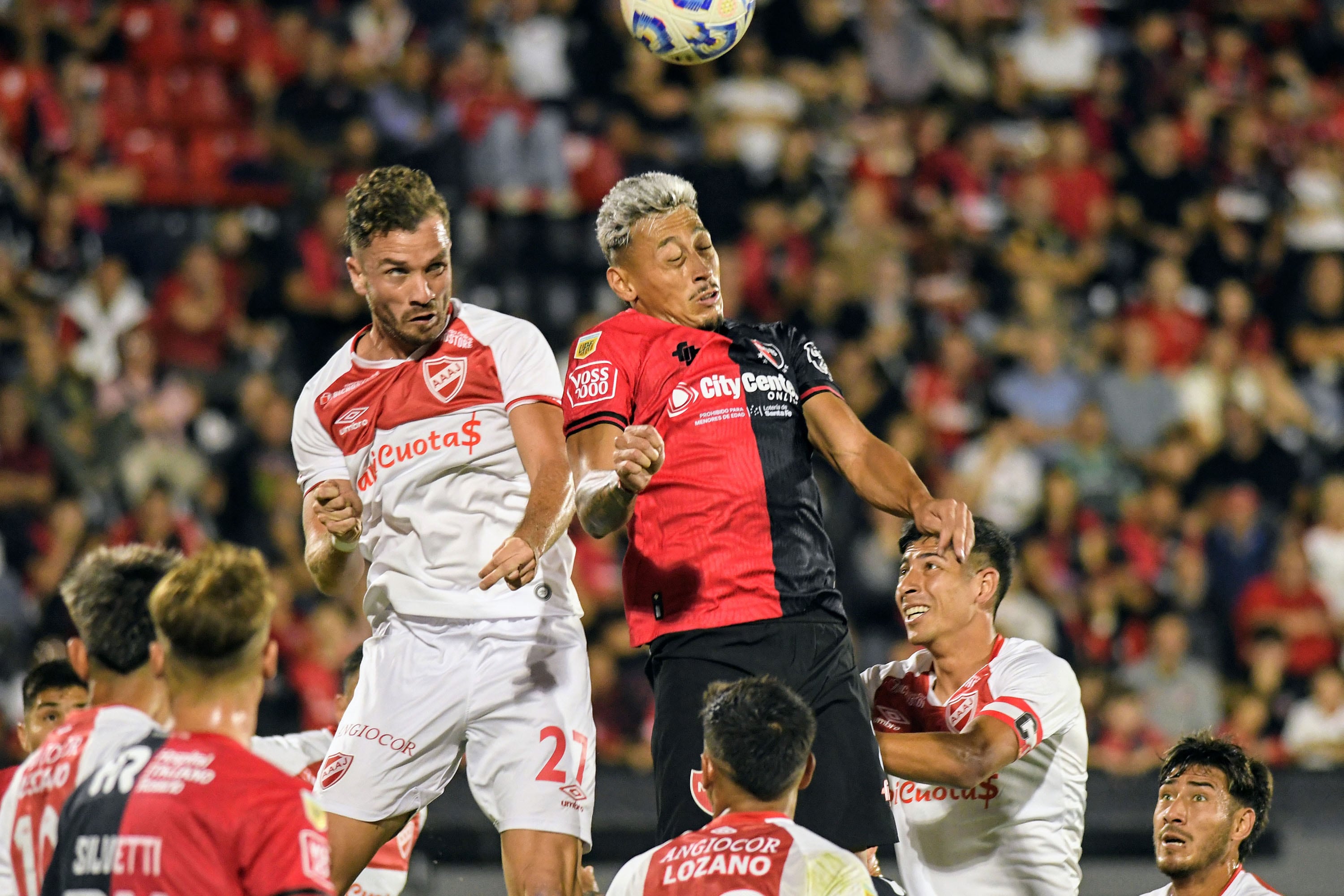 Molina y Herrera pelean por la pelota en lo alto