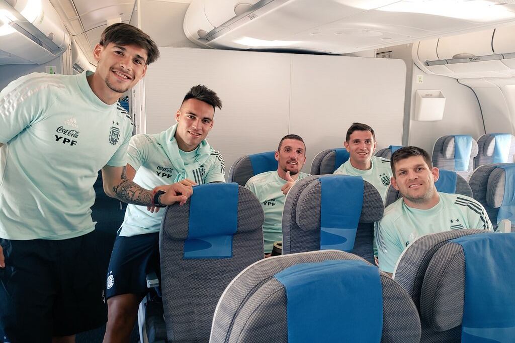 El plantel argentino rumbo a Lima.