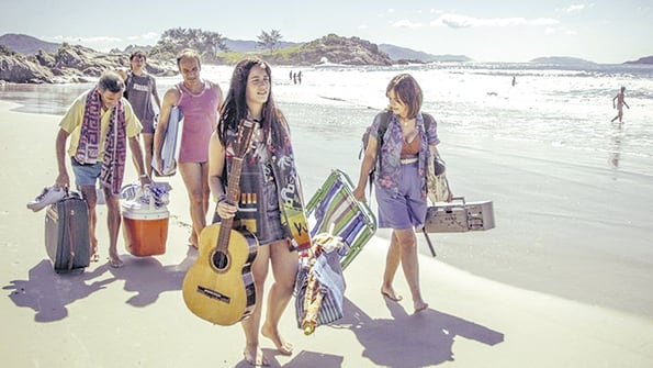 Un matrimonio de psicoanalistas y sus dos hijos adolescentes llegan a Brasil cargados de ilusiones.