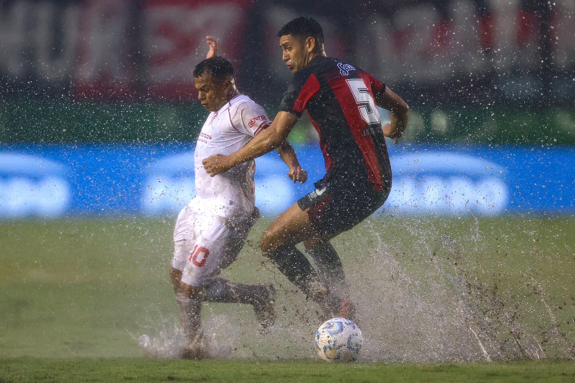 Barracas y Defensores chapotearon en el estadio de Arsenal