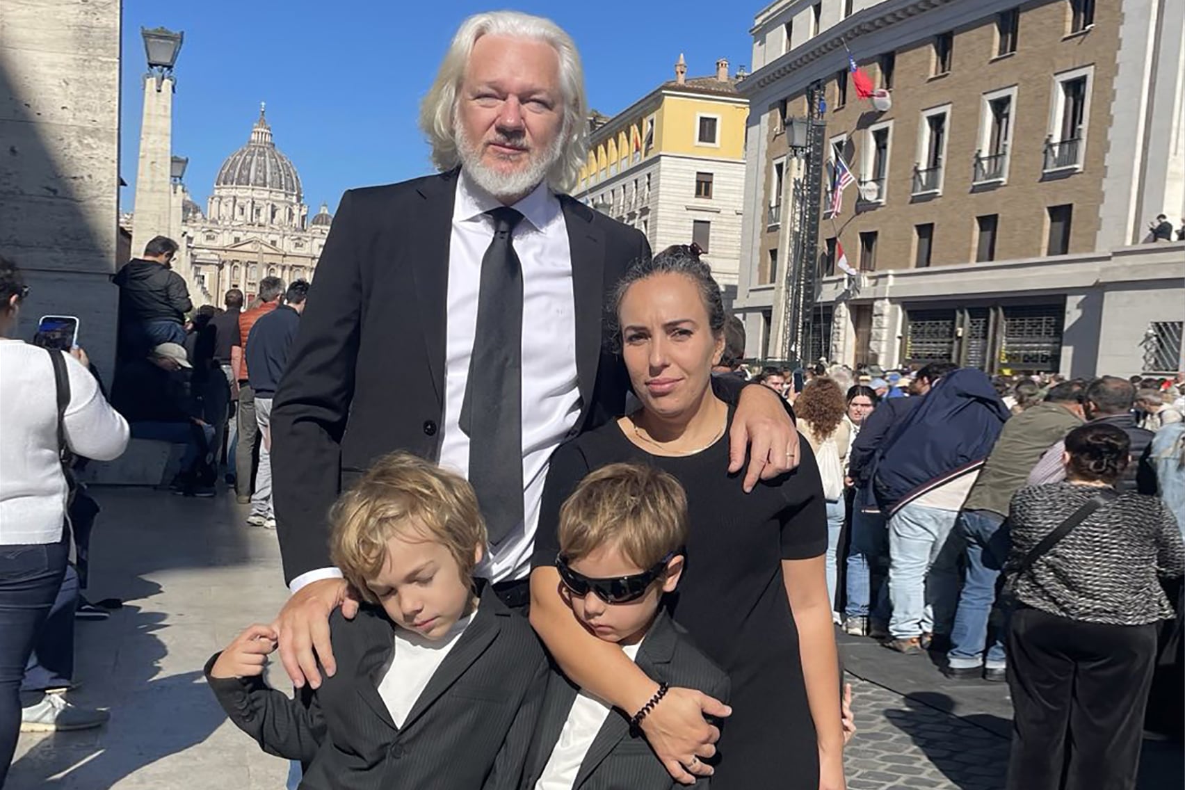 Julian Assange, su esposa e hijos viajaron a Roma por el funeral del Papa.