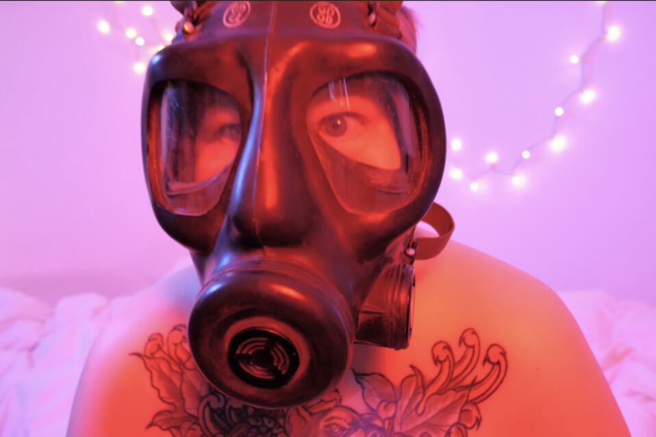 Theo Jean Cuthand en Less Lethal Fetishes