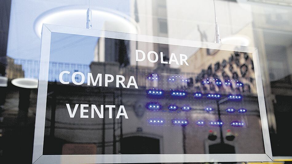 La demanda de dólares en bancos y casas de cambio se está intensificando.