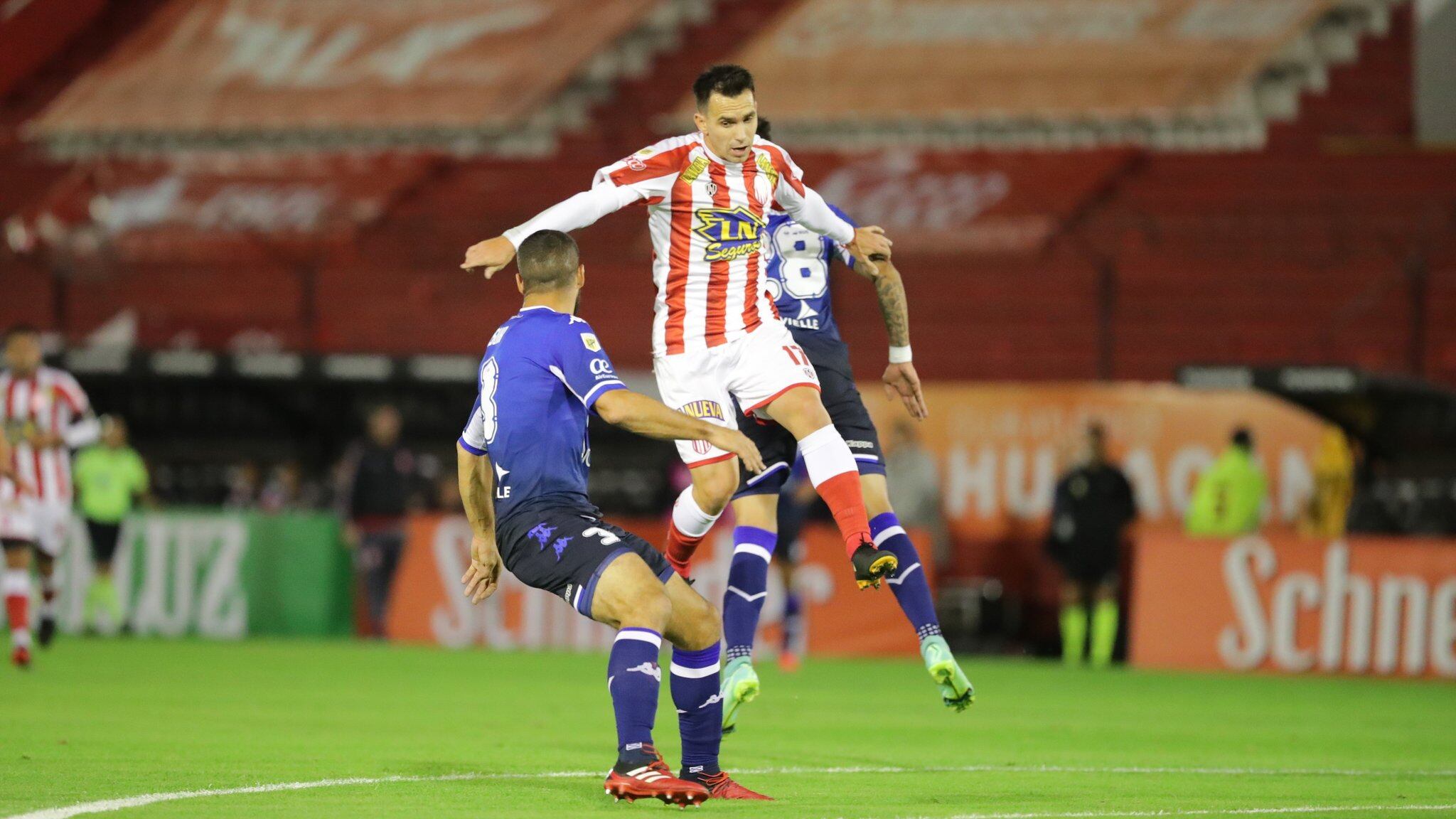 Mouche pelea entre los centrales de Vélez