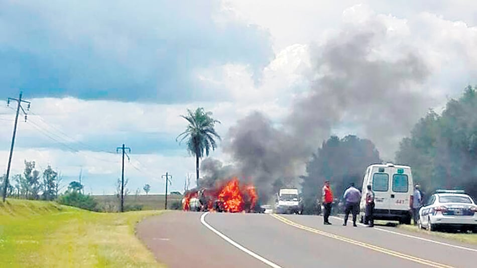 El escenario trágico, donde intervinieron los bomberos para apagar el fuego y retirar los cuerpos.