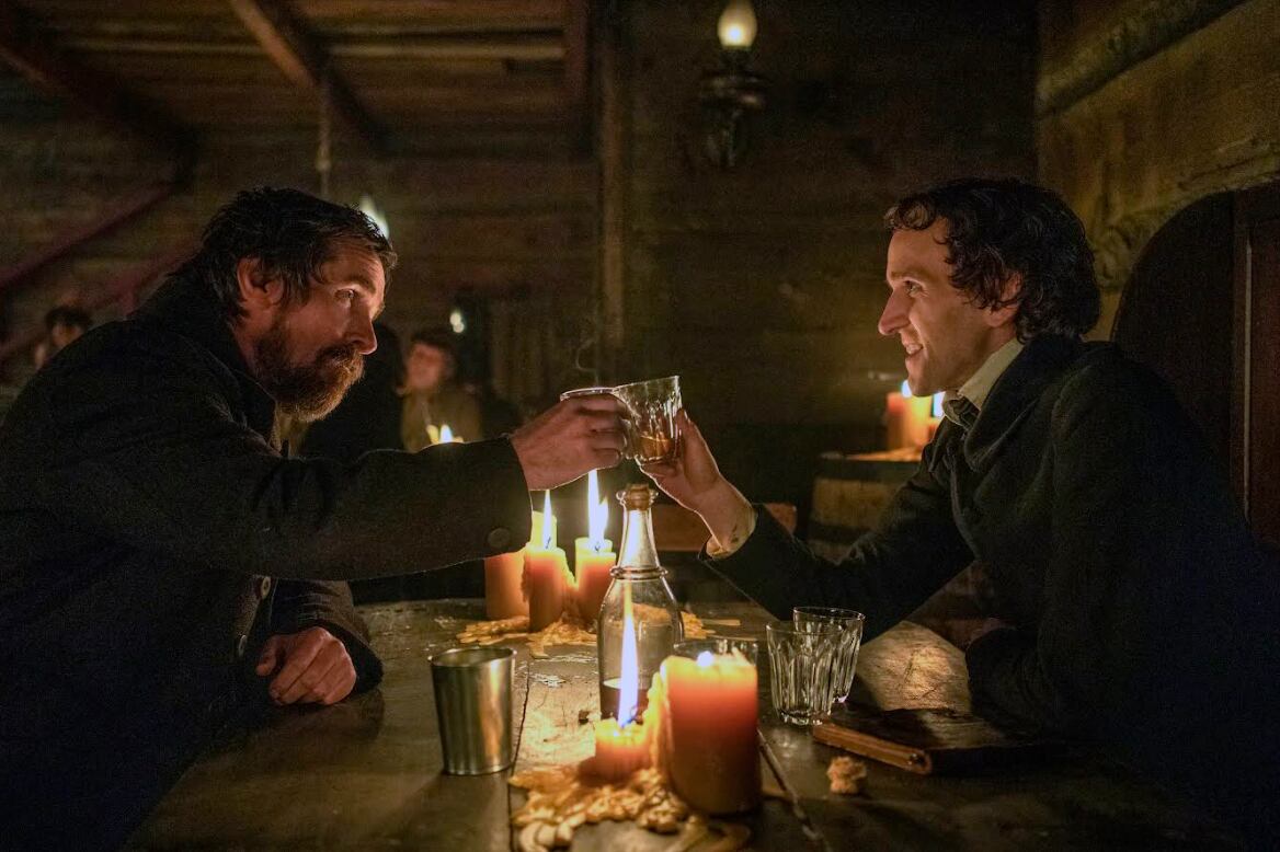 Christian Bale y Melling en "Los crímenes de la academia".