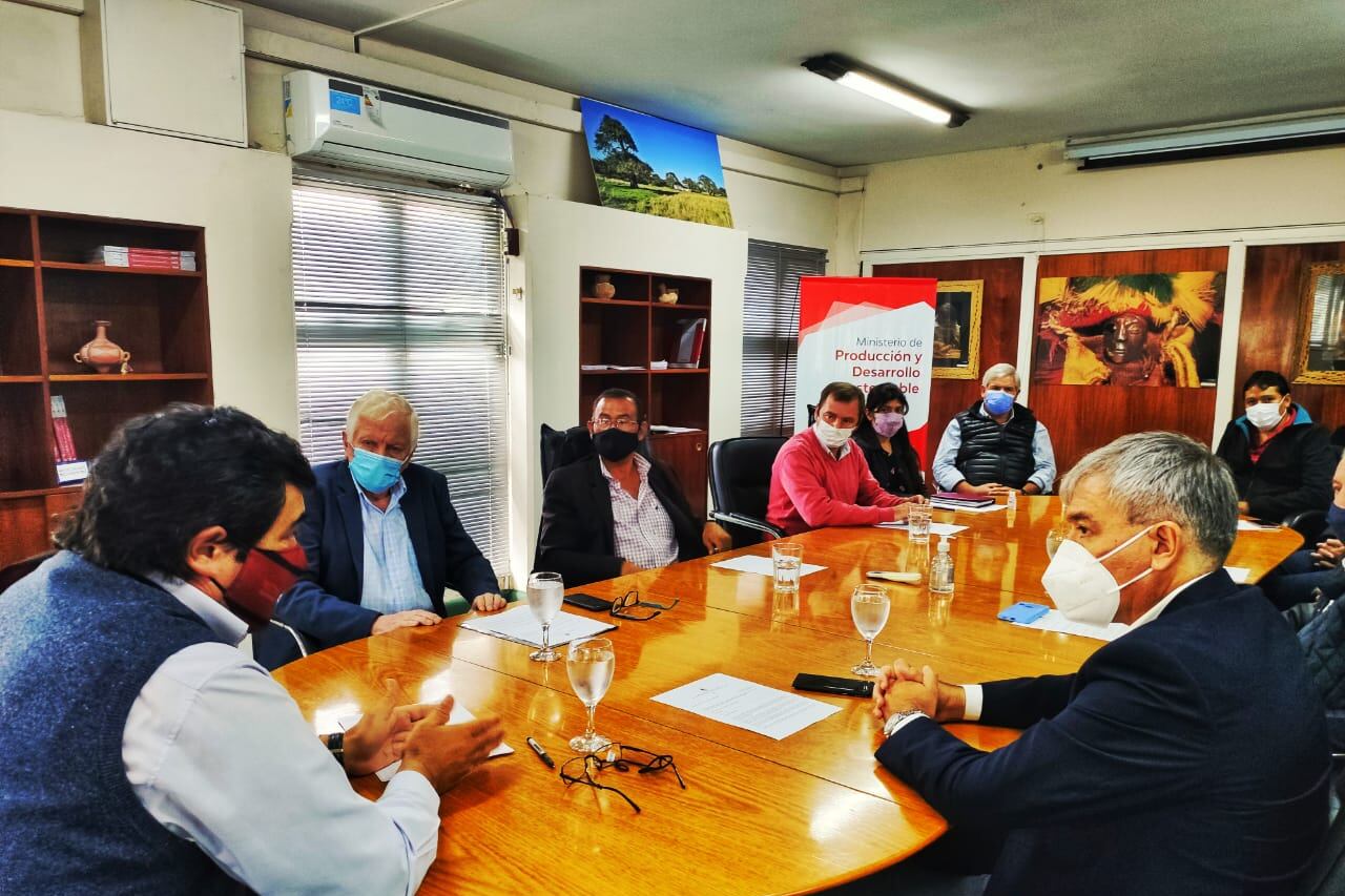 Los integrantes de Consorcio de residuos sólidos reunidos con De los Ríos