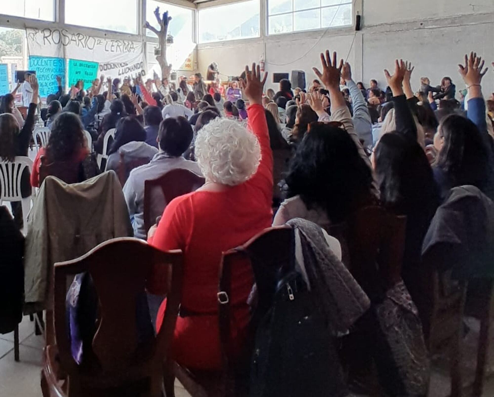La reunión del colestivo docente ayer, en Campo Quijano.