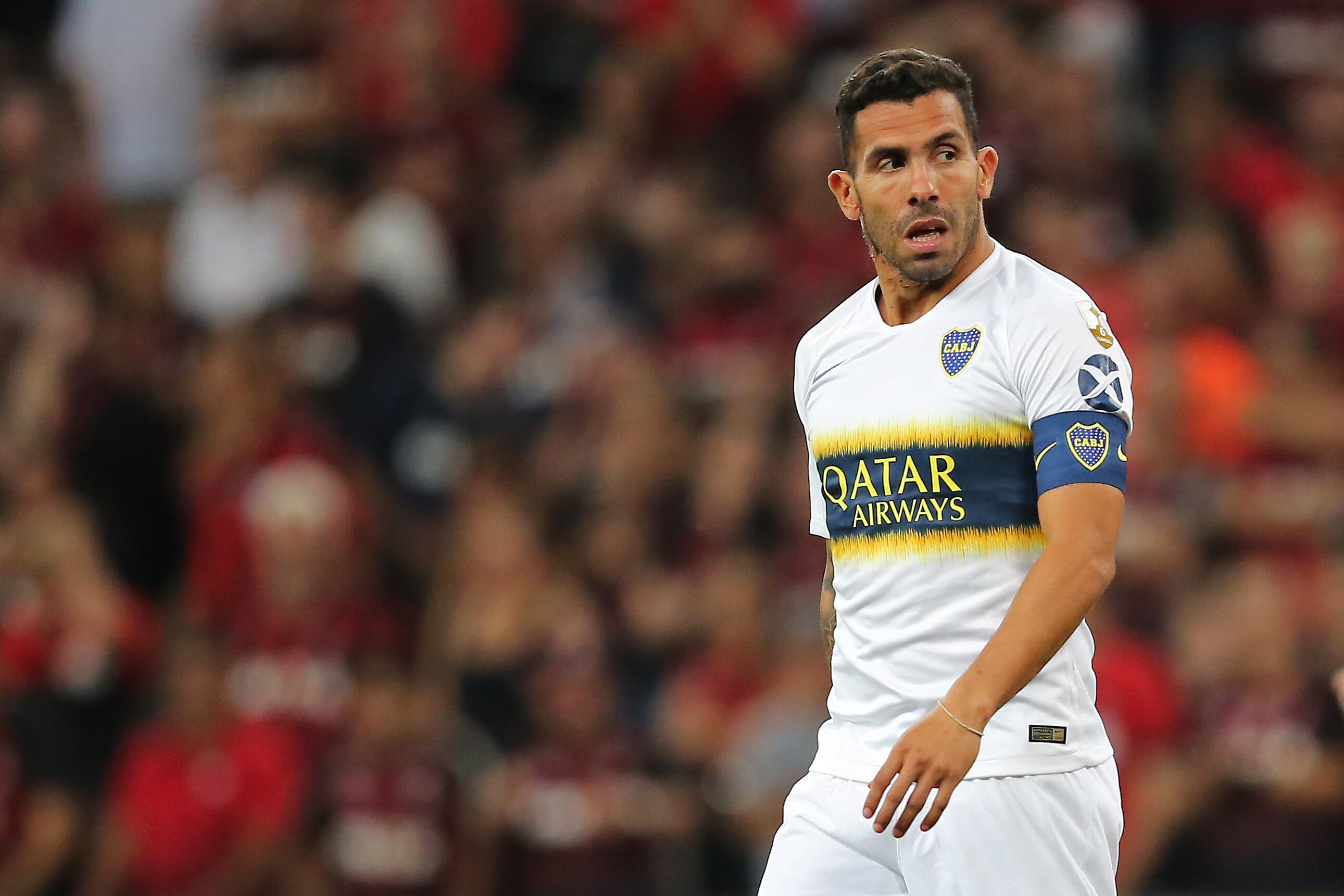 Carlos Tevez podría irse de Boca sin despedirse de la gente por culpa de un desgarro.