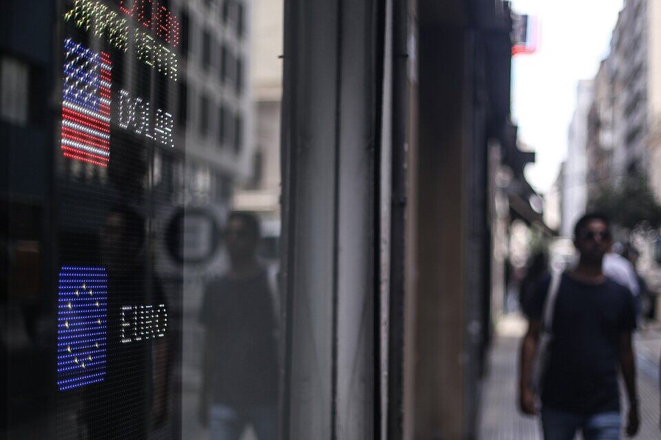 En el mercado paralelo, el dólar "blue" cotiza en 845 pesos para la venta.