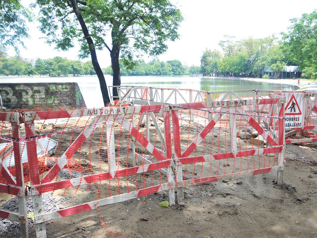 Zanjas y falta de césped en los bosques de Palermo.
