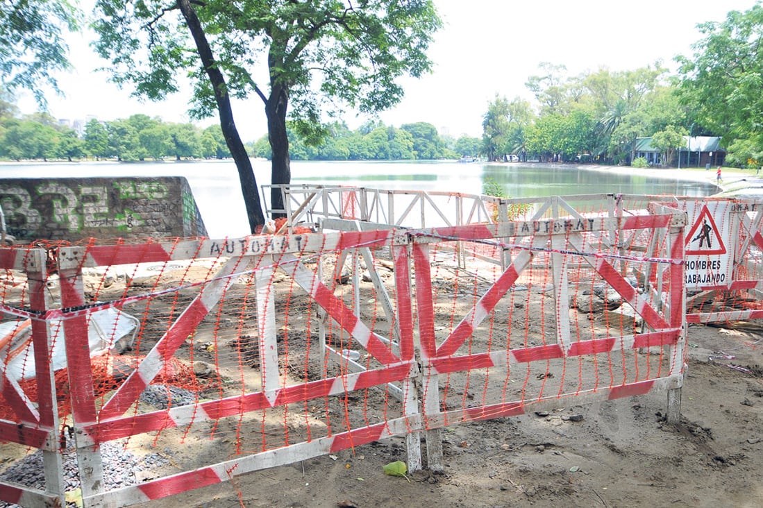Zanjas y falta de césped en los bosques de Palermo.