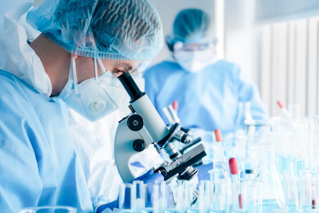 La nueva variante de coronavirus identificada en Sudáfrica preocupa a los expertos por su gran cantidad de mutaciones