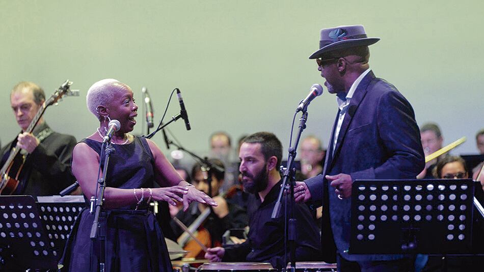 Zakiya Hooker y Ollan Christopher Bell cantaron “Come Together”.