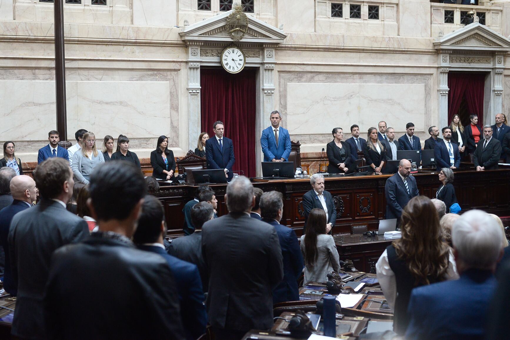 La sesión comenzó con un minuto de silencio en honor al primer Papa argentino.