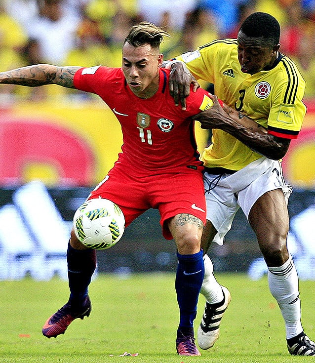 Vargas cuida la pelota ante la presión de Murillo. 