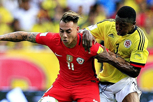 Vargas cuida la pelota ante la presión de Murillo.