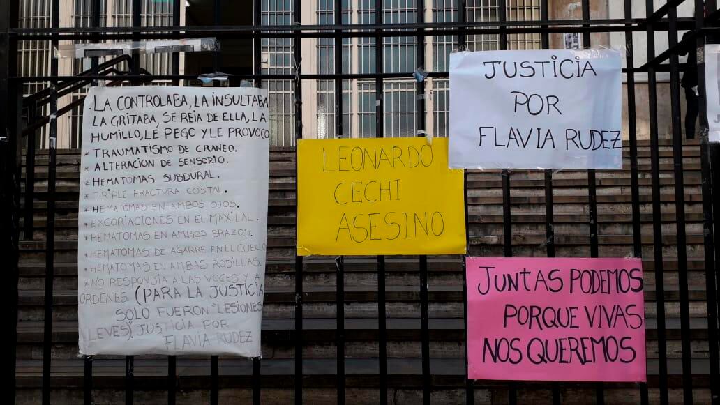 Los carteles que pegaron las hermanas de Flavia Rudez en las rejas del tribunal el día que liberaron a Leonardo Cechi.