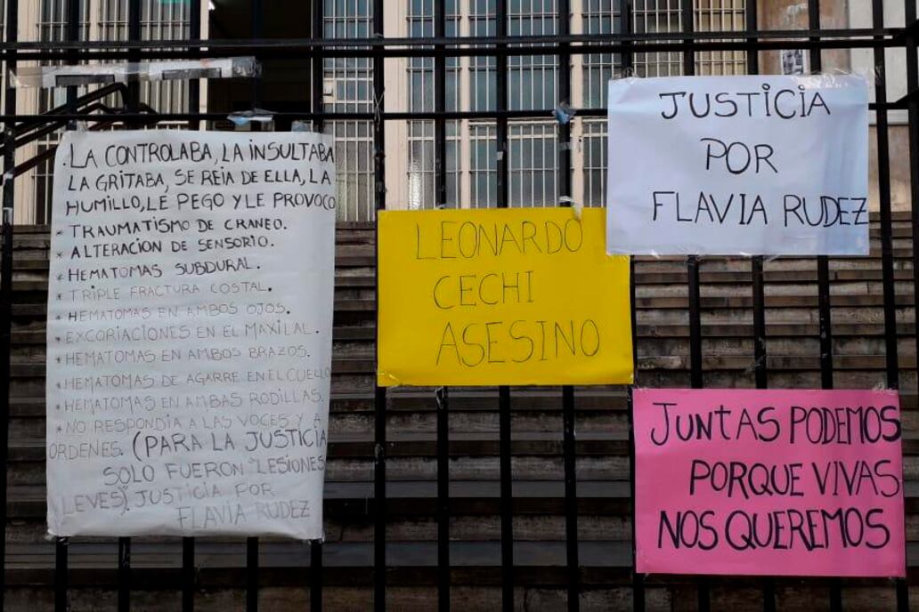 Los carteles que pegaron las hermanas de Flavia Rudez en las rejas del tribunal el día que liberaron a Leonardo Cechi.