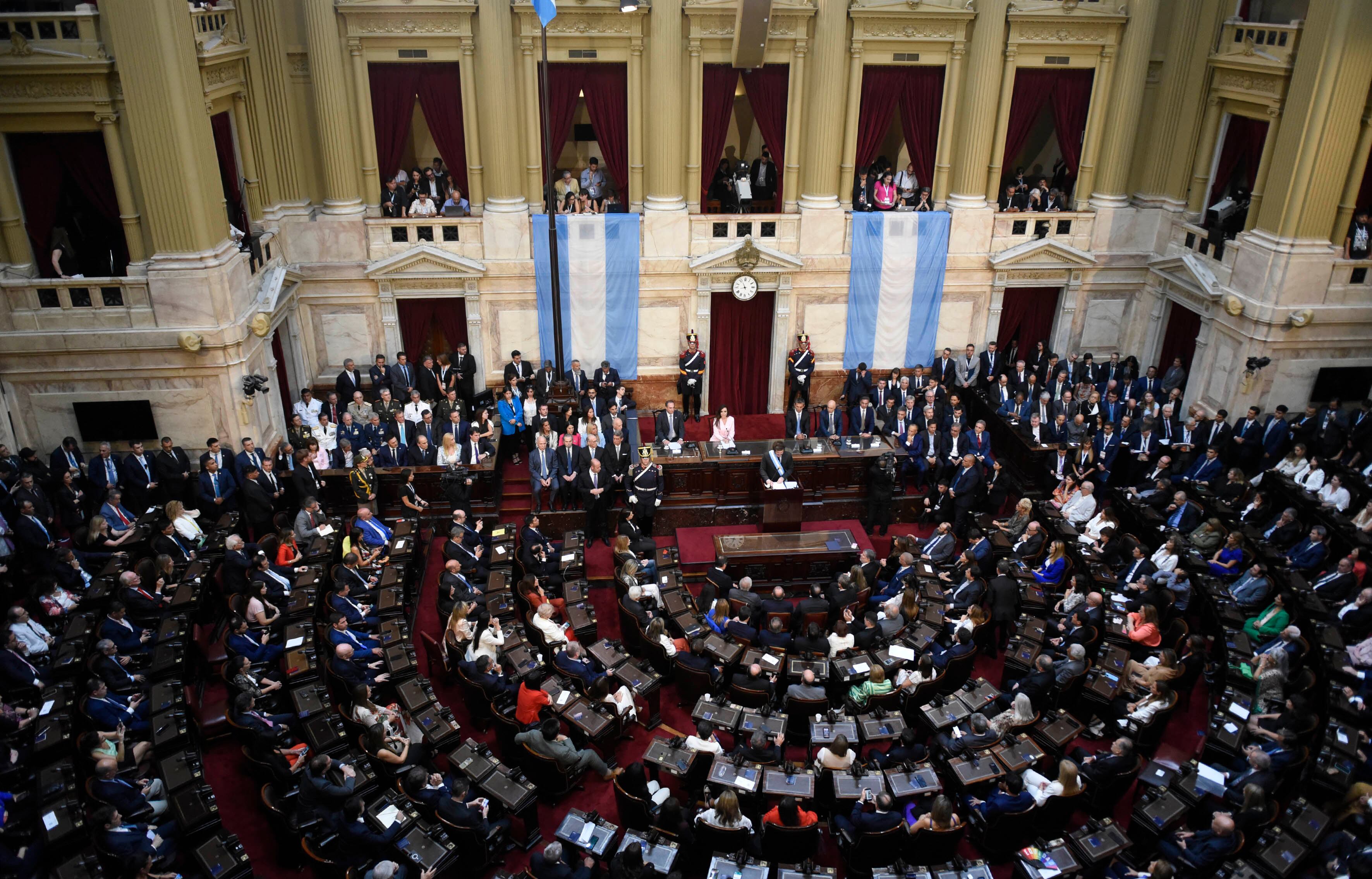 En el Parlamento lo toman con un show del jefe de Estado