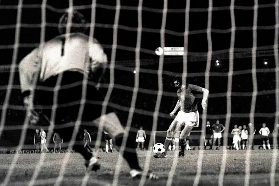 El alemán Maier vuela a su izquierda mientras Panenka acaricia la pelota. No sabía lo que le esperaba.