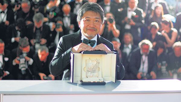 Kore-edaHirokazu con su premio por Un asunto de familia, quinta Palma de Oro para el cine japonés.