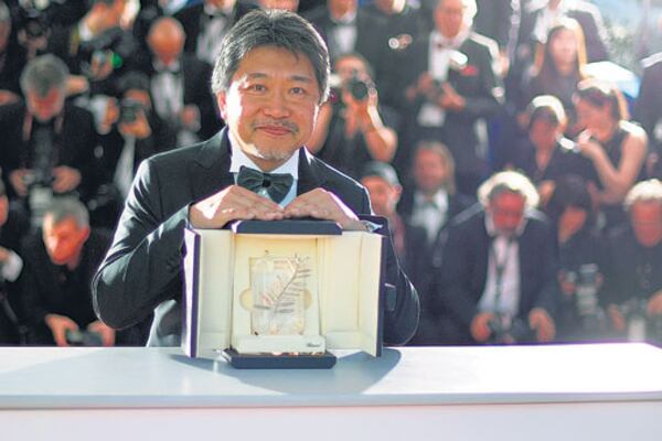 Kore-edaHirokazu con su premio por Un asunto de familia, quinta Palma de Oro para el cine japonés.
