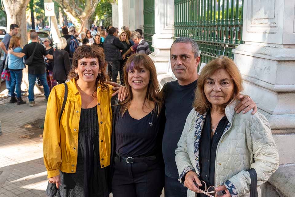 Florencia, Julieta y Santiago Garat junto a su madre, Elsa Martìn.