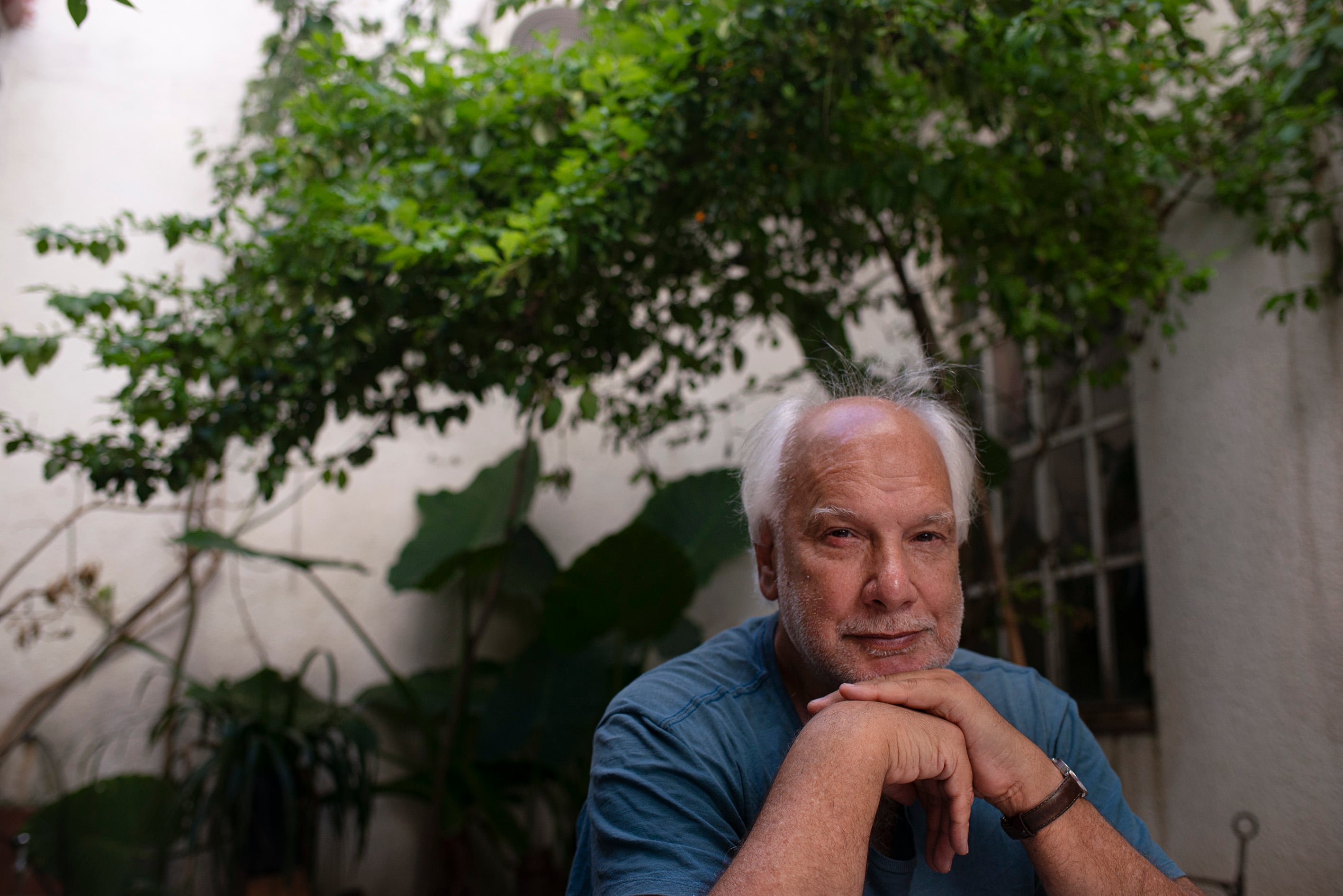 Wahren es director teatral, músico, compositor, pediatra y pastelero.