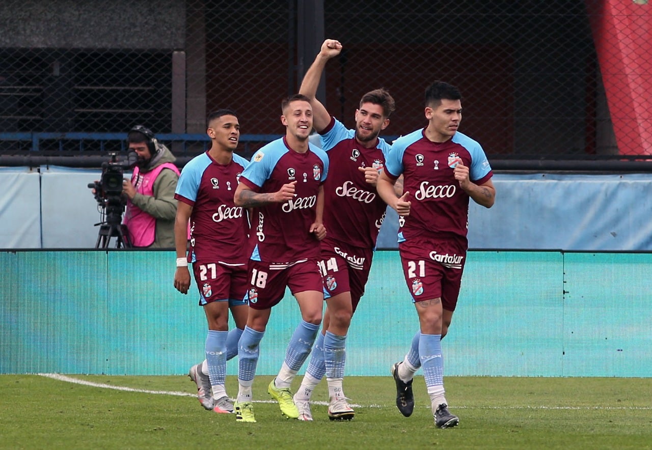 Arsenal se anotó un gran triunfo ante el puntero