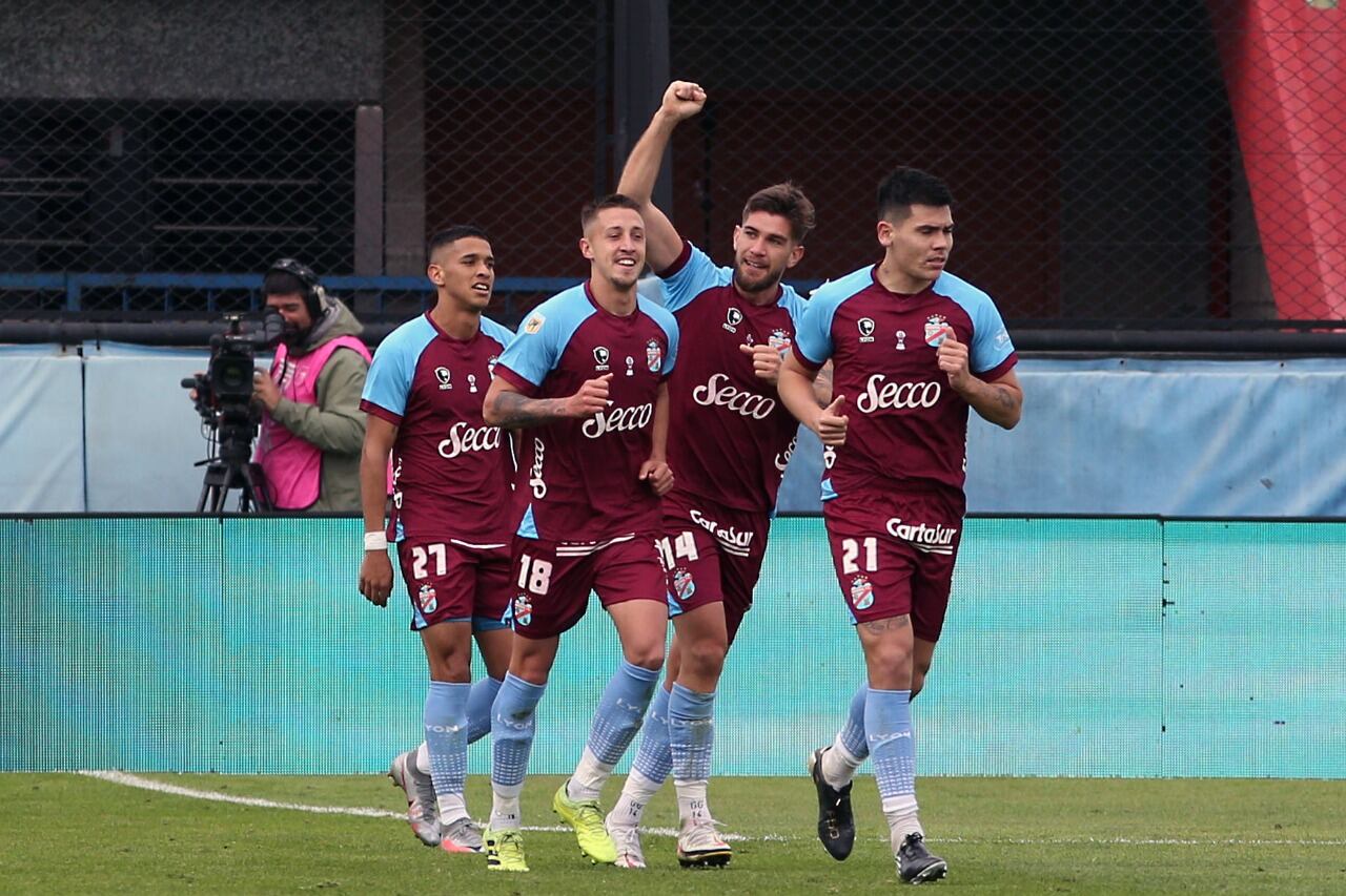 Arsenal se anotó un gran triunfo ante el puntero